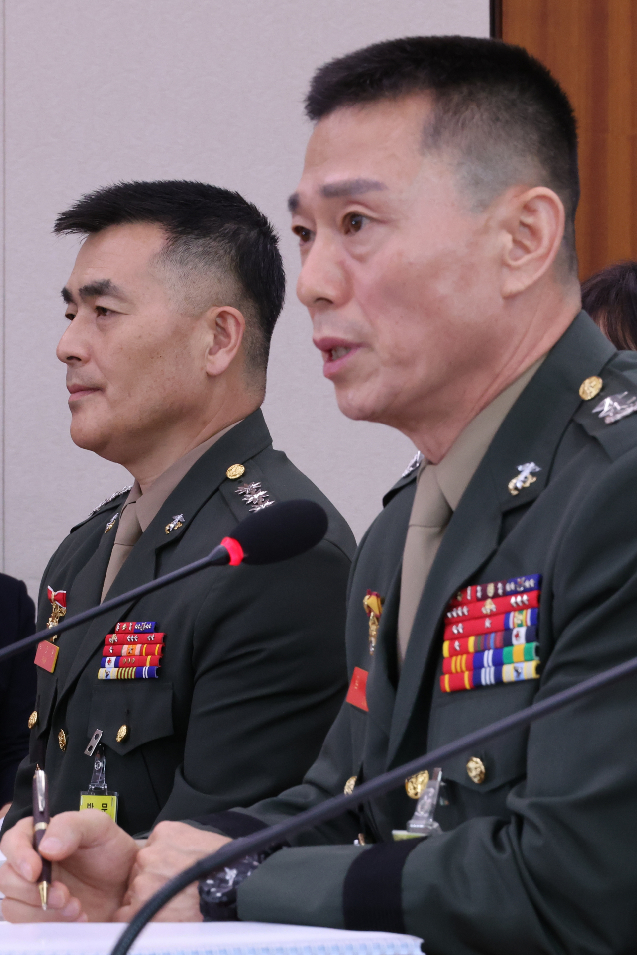 Lim Seong-geun, former commander of the 1st Division of the Marine Corps (right) and former top Marine Corps investigator Park Jung-hun attend a parliamentary hearing on June 21. (Yonhap)