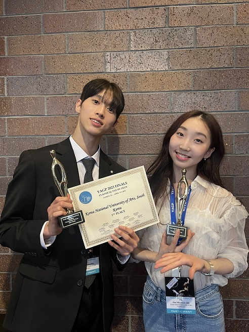 Ballet dancer Jeon Min-chul (left) and Kim Soo-min after winning at the Youth America Grand Prix (Korea National University of Arts)