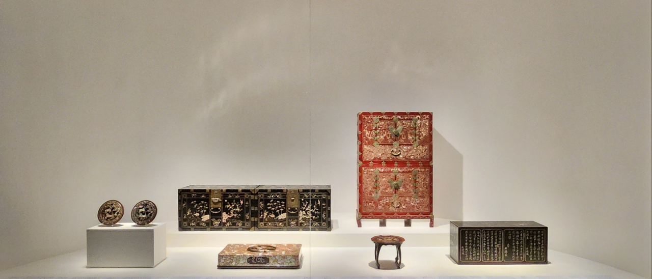 Korean lacquerware is on display at the exhibition “Lacquerware of East Asia” in the National Museum of Korea. (Choi Si-young/The Korea Herald)