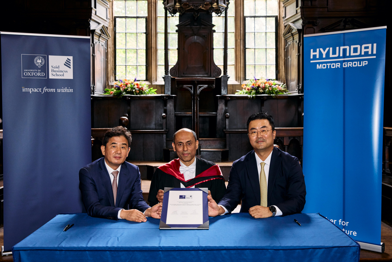From left: Kim Gyun, head of Hyundai Motor Group Business Intelligence Institute, Soumitra Dutta, dean of Said Business School at the University of Oxford, and Kim Heung-soo, head of Hyundai Motor Group Global Strategy Office, pose for a photo at the opening ceremony of Oxford-Hyundai Motor Group Foresight Center at Oxford's Convocation House on Wednesday. (Hyundai Motor Group)