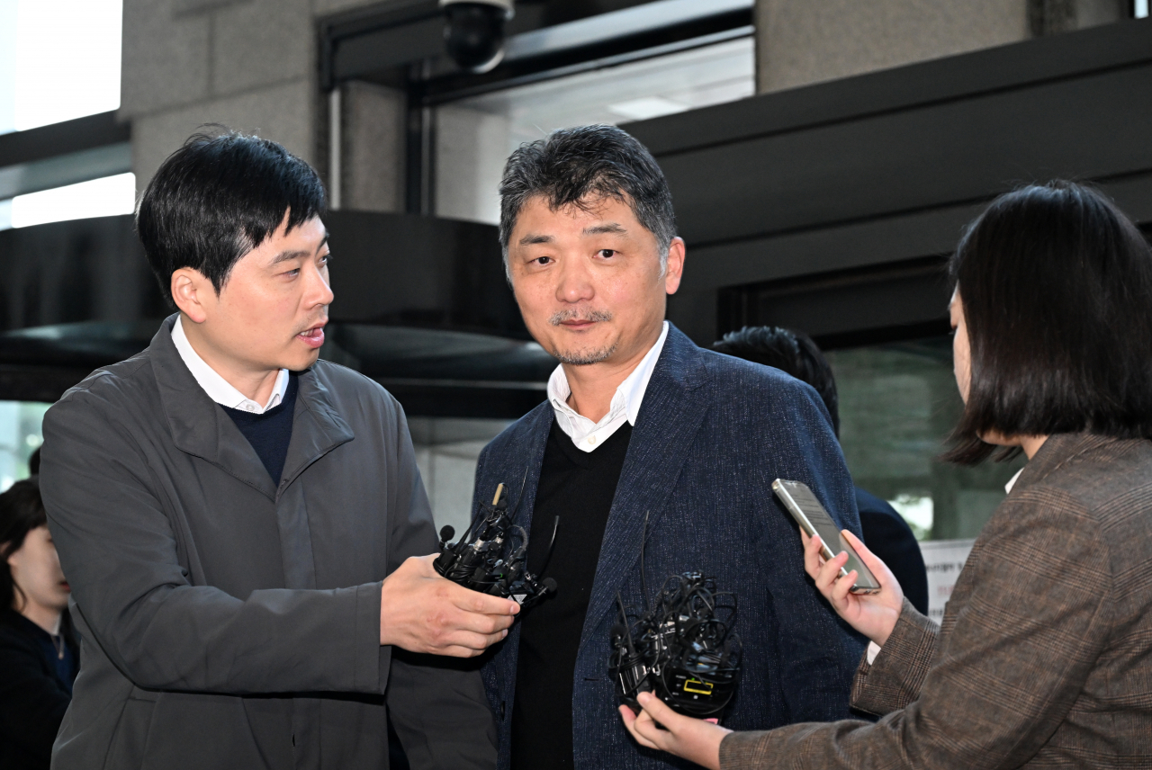 Kim Beom-su, founder of Kakao Corp., enters the Seoul Financial Supervisory Service on Oct. 23. (Newsis)