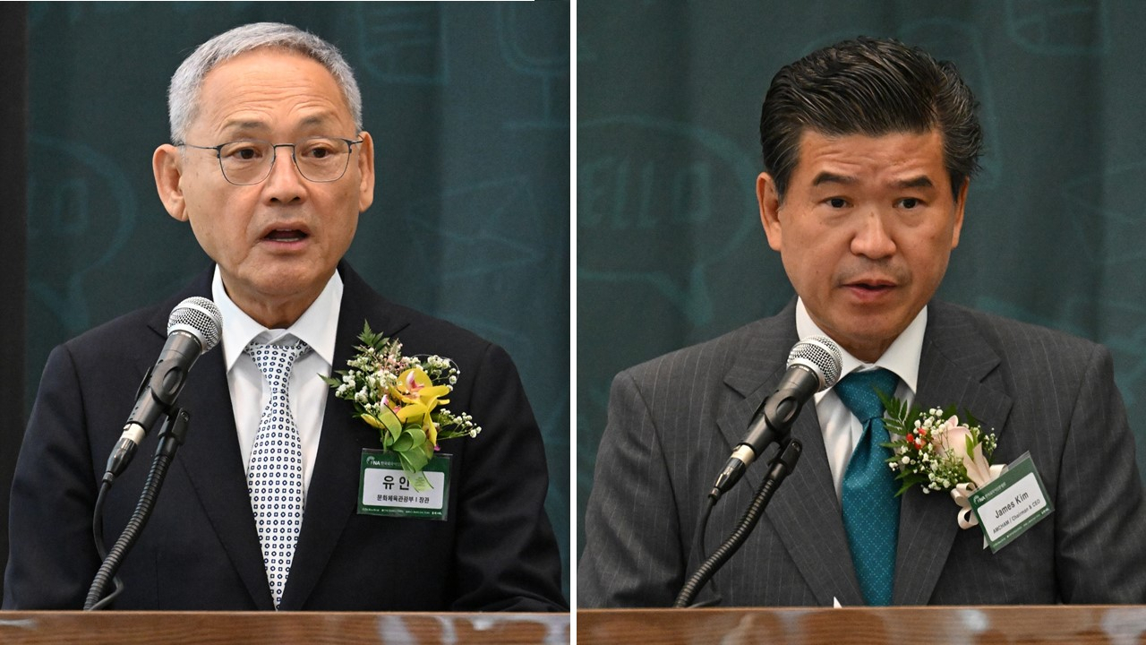 Minister of Culture, Sports and Tourism Yu In-chon (left) and AmCham Korea Chairman and CEO James Kim speak at the ninth anniversary of the Foreign Language Newspapers Association of Korea on Tuesday. (Im Se-jun/The Korea Herald)