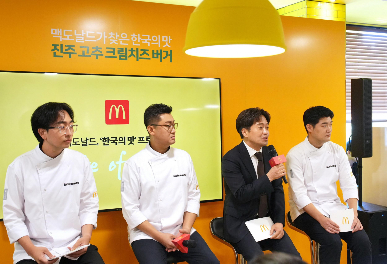 Yang Hyoung-keun (second from right), McDonald’s public affairs director, speaks during a press conference at a Seoul branch on Wednesday. (McDonald's Korea)