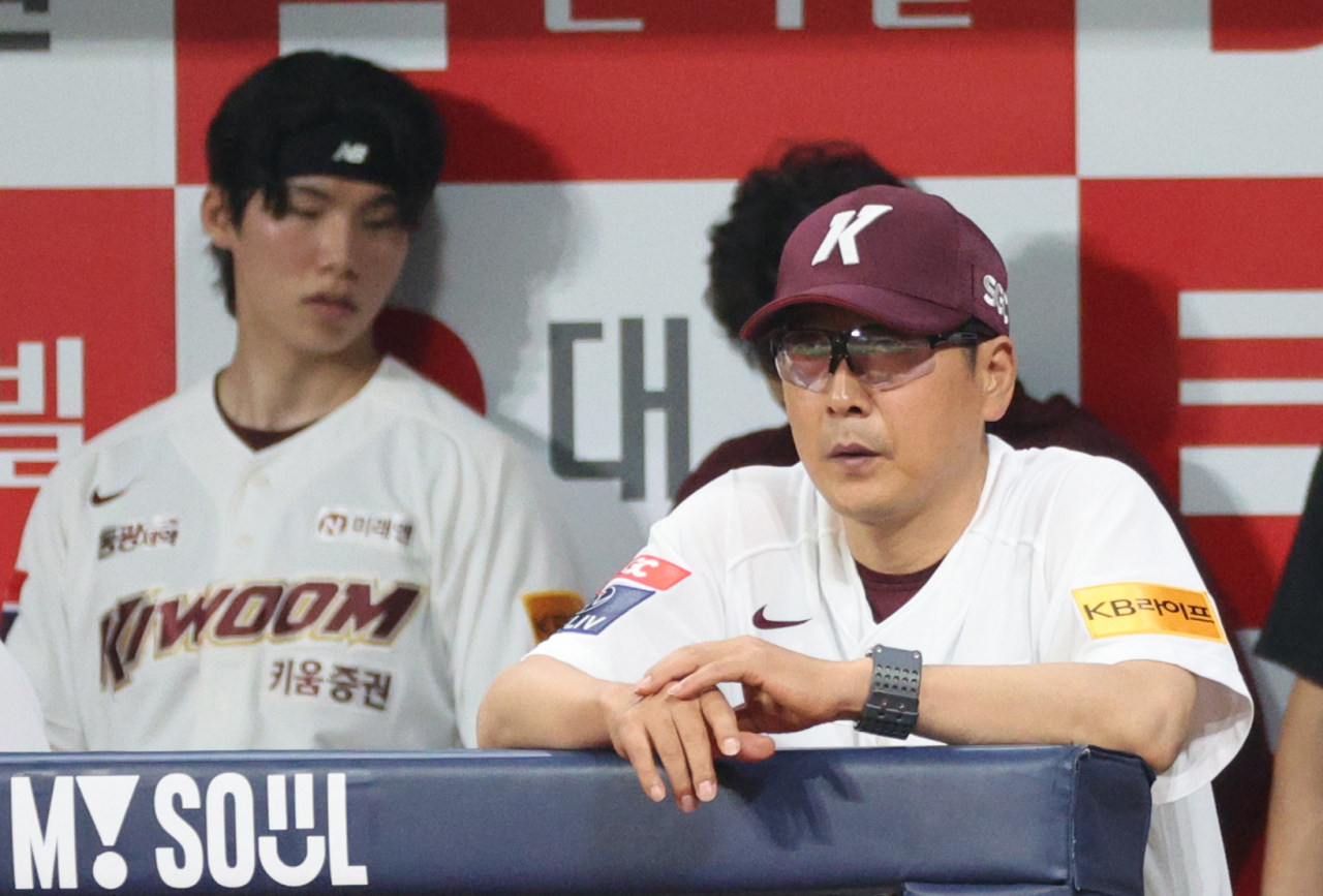 KBO club manager welcomes new device for game announcements