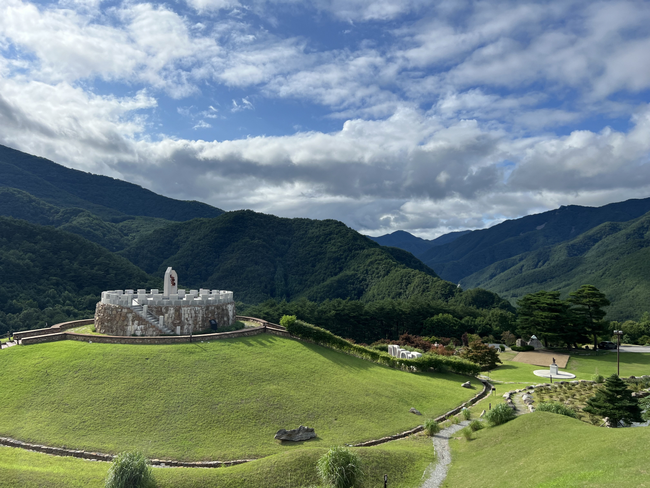 A panorama of the scenery surrounding the Mountain House hotel at the summit of Garisan in Jeongseon, Gangwon Province is seen in this photo taken Saturday. (Kim Jae-heun/Korea Herald)