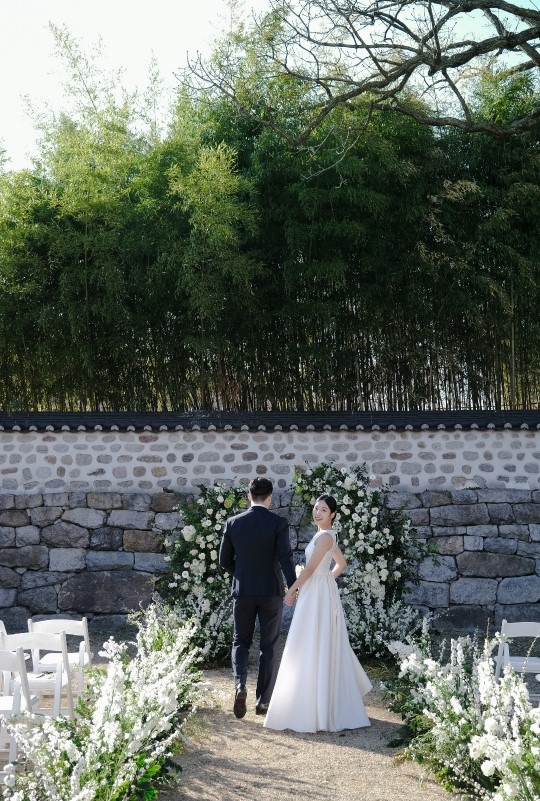 A couple poses for a photo at the Dream Forest in Gangbuk-gu, Seoul, operated as a public wedding venue. (Seoul Metropolitan Government)