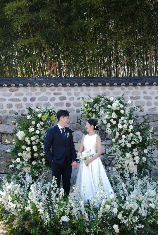 A couple poses for a photo at the Dream Forest in Gangbuk-gu, Seoul, operated as a public wedding venue. (Seoul Metropolitan Government)