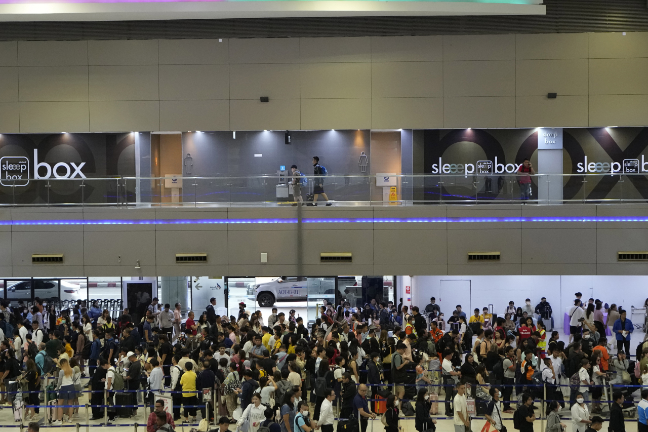 Passengers line up for check-in at Don Mueang International Airport in Bangkok, Thailand, Friday, July 19, 2024. Travelers in Thailand, as in other parts of the world, were inconvenienced by a major internet outage that disrupted flights, in addition to affecting banks, media outlets and other businesses. (AP/Yonhap)