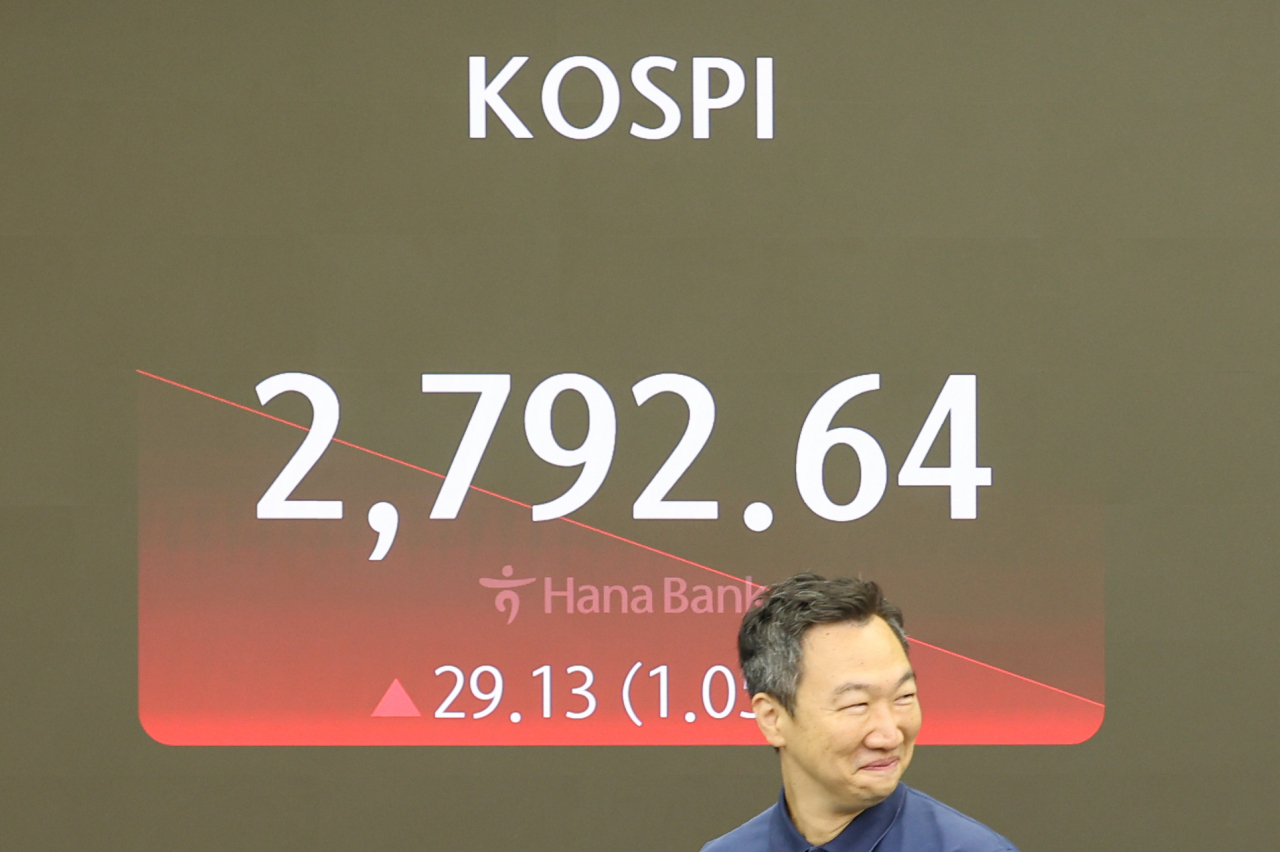 An electronic board showing the Korea Composite Stock Price Index at a dealing room of the Hana Bank headquarters in Seoul on Tuesday. (Yonhap)