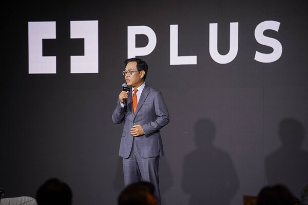 Hanwha Asset Management CEO Kwon Hee-baek speaks at a presentation held to unveil the asset manager's new brand Plus in central Seoul, Tuesday. (Hanwha Asset Management)