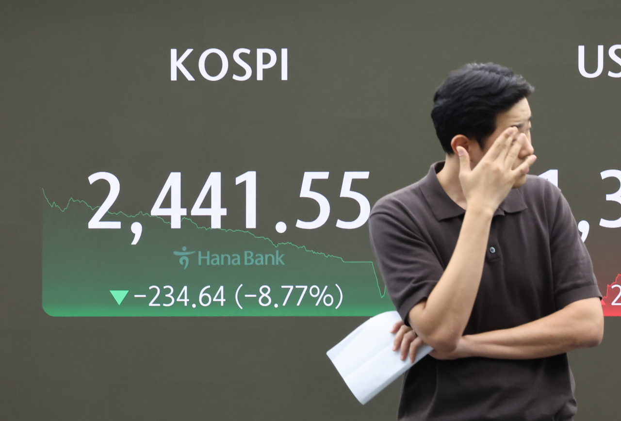 An electronic board showing the Korea Composite Stock Price Index at a dealing room of the Hana Bank headquarters in Seoul on Monday. (Yonhap)