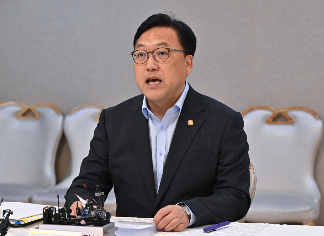 Kim Byoung-hwan, head of the Financial Services Commission, speaks during a meeting held at the government complex in Seoul on Thursday. (Yonhap)