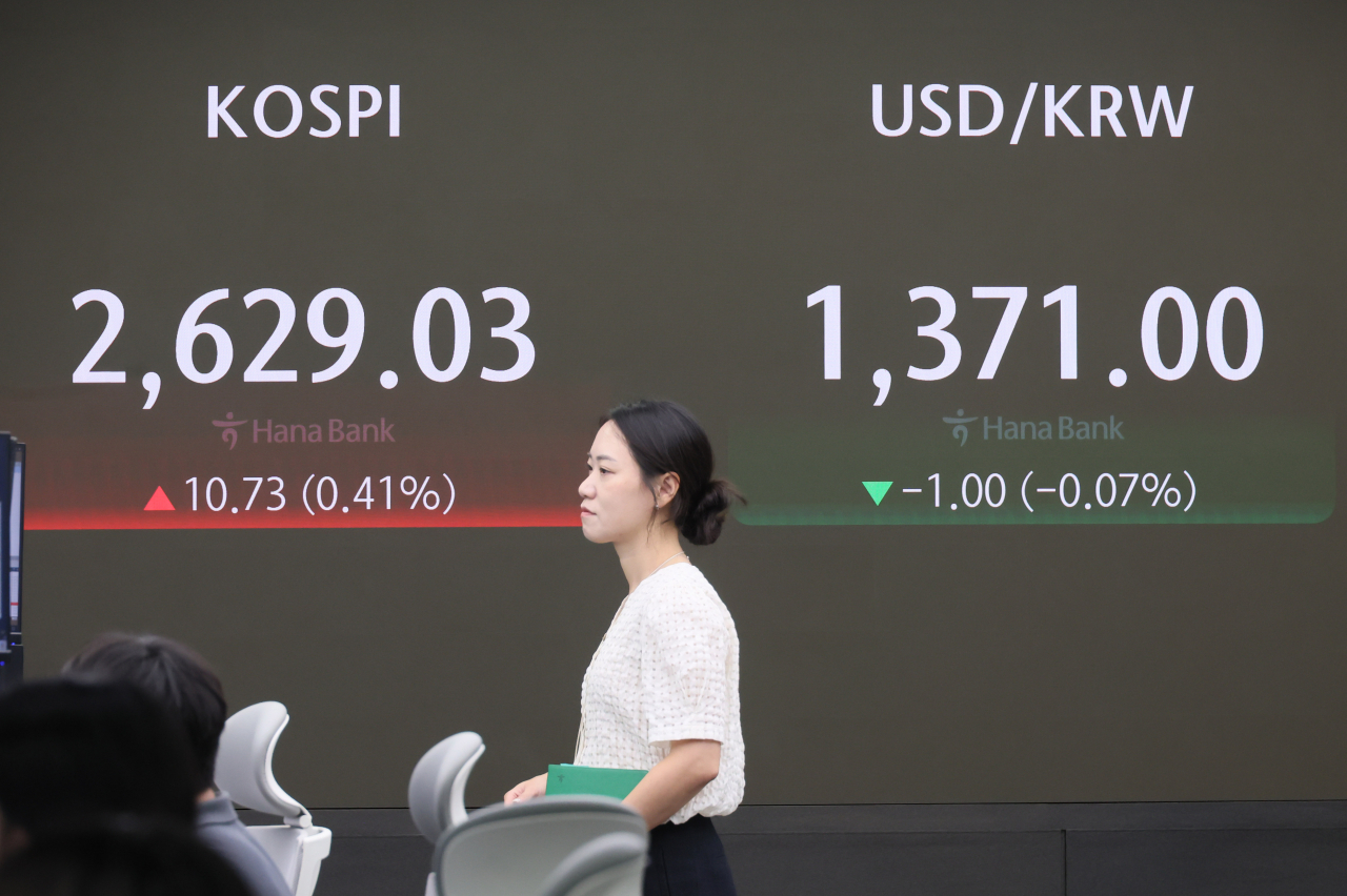 An electronic board showing the Korea Composite Stock Price Index at a dealing room of the Hana Bank headquarters in Seoul on Tuesday. (Yonhap)