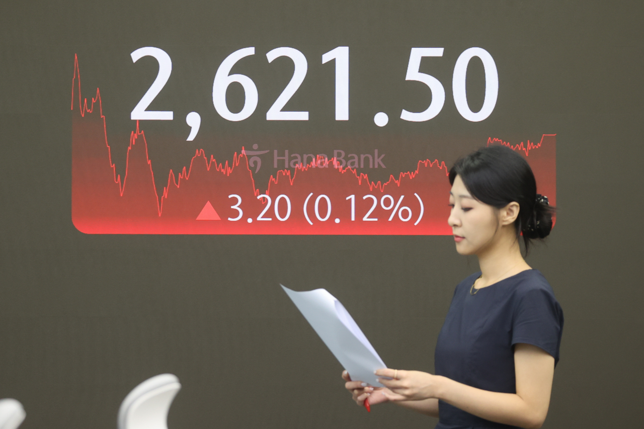 An electronic board showing the Korea Composite Stock Price Index at a dealing room of the Hana Bank headquarters in Seoul on Tuesday. (Yonhap)