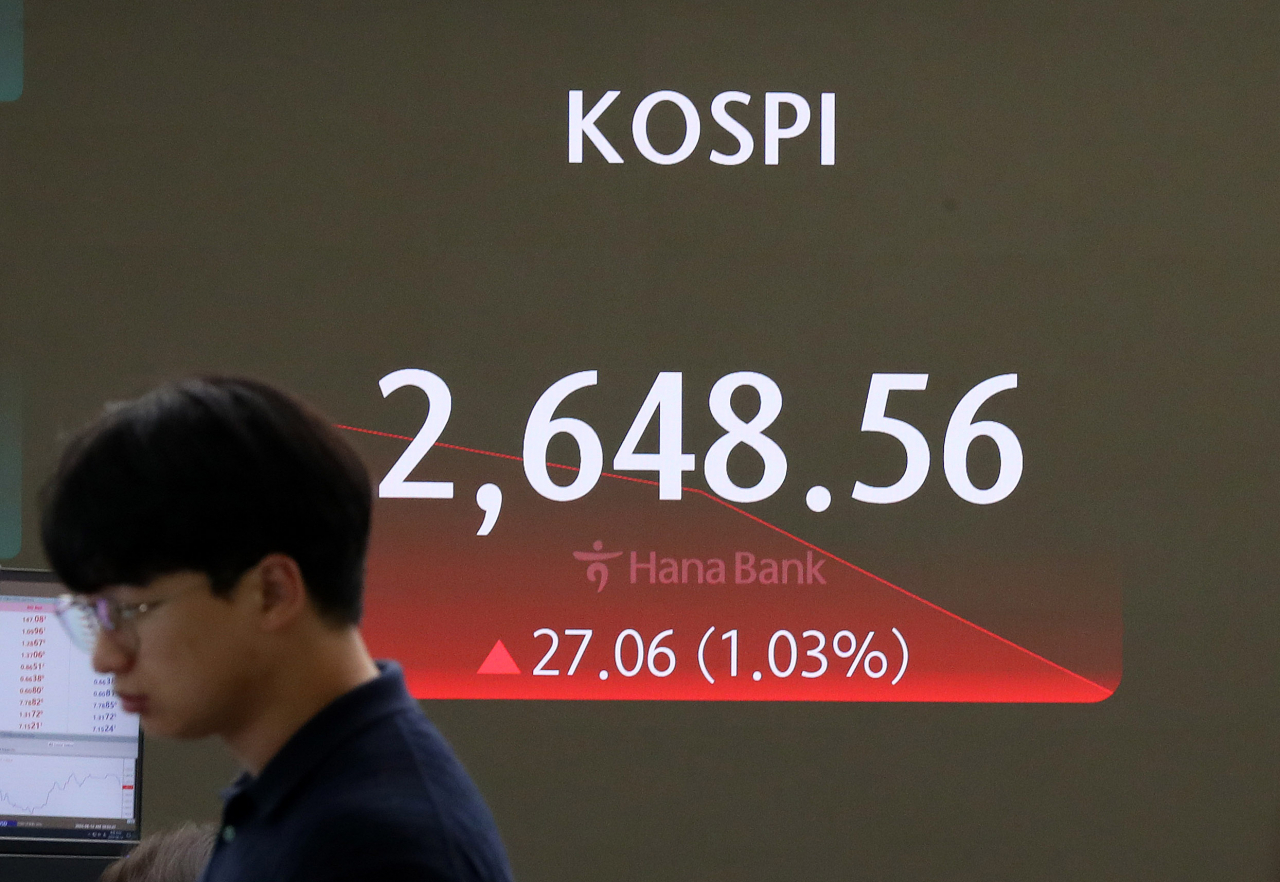 An electronic board showing the Korea Composite Stock Price Index at a dealing room of the Hana Bank headquarters in Seoul on Wednesday. (Yonhap)