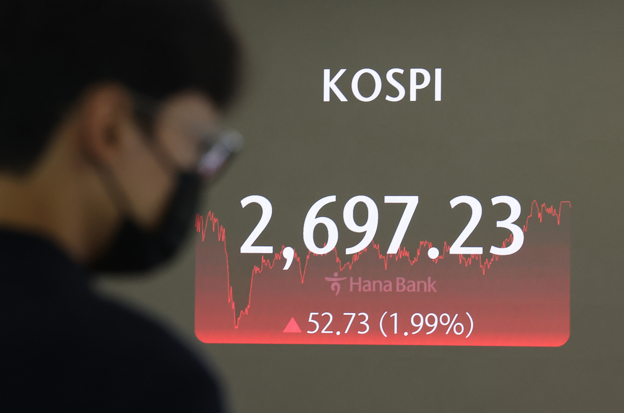 An electronic board showing the Korea Composite Stock Price Index at a dealing room of the Hana Bank headquarters in Seoul on Friday. (Yonhap)