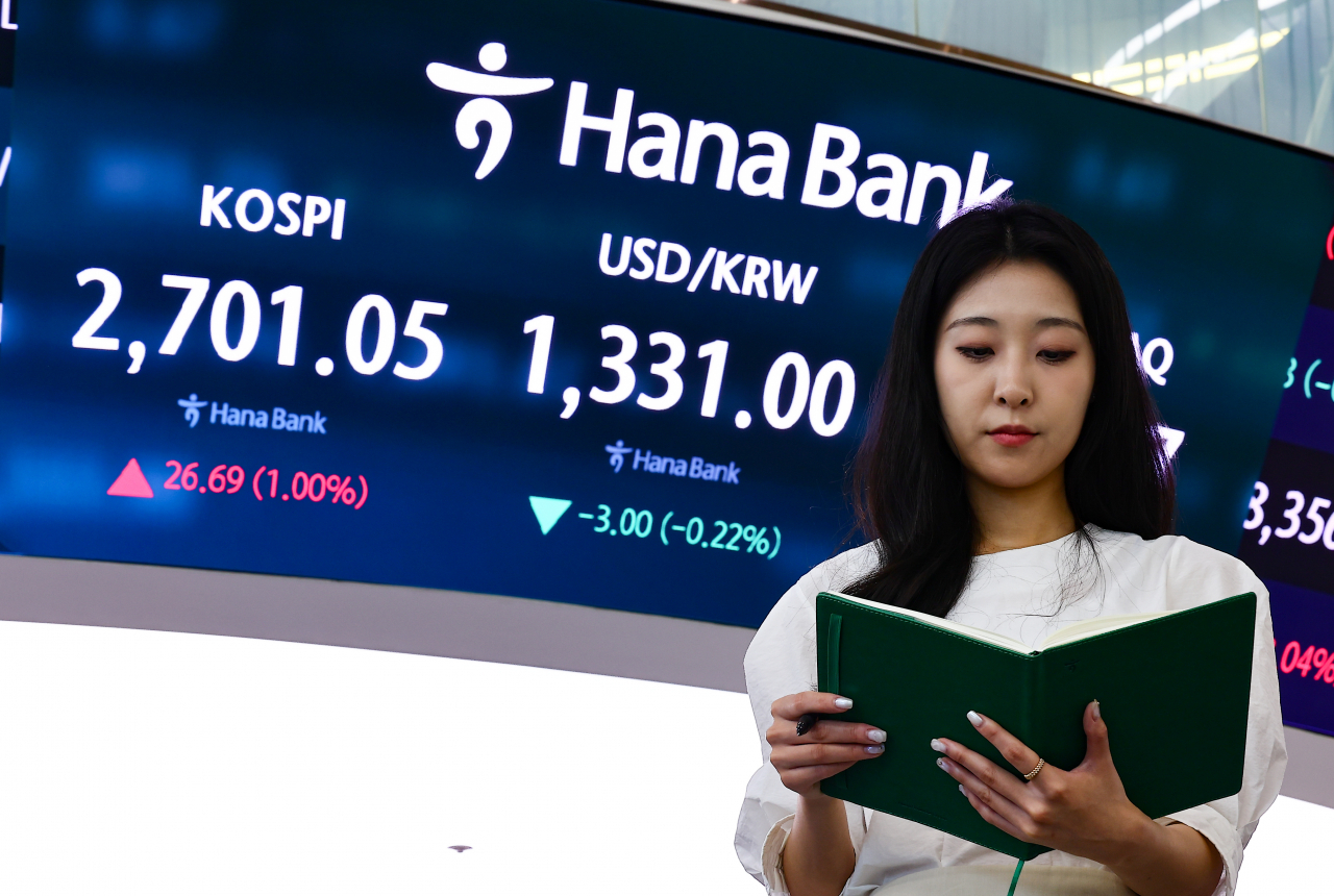 An electronic board showing the Korea Composite Stock Price Index at a dealing room of the Hana Bank headquarters in Seoul on Tuesday. (Yonhap)