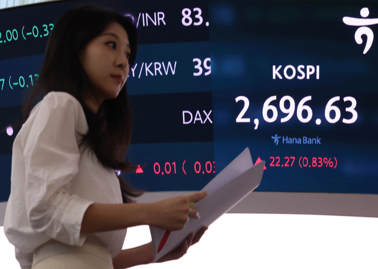 An electronic board showing the Korea Composite Stock Price Index at a dealing room of the Hana Bank headquarters in Seoul on Tuesday. (Yonhap)