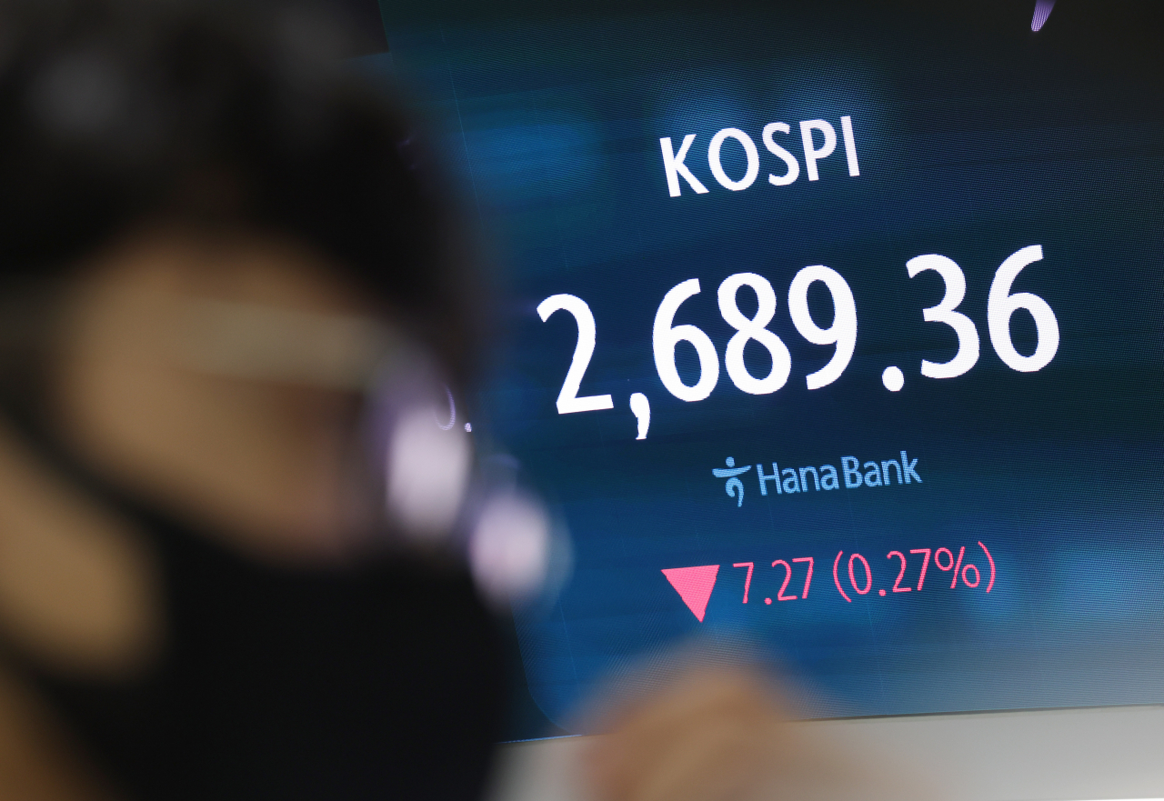 An electronic board showing the Korea Composite Stock Price Index at a dealing room of the Hana Bank headquarters in Seoul on Wednesday. (Newsis)