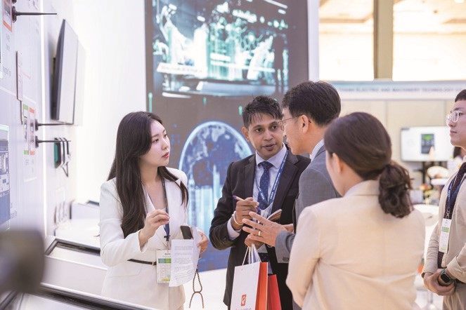 Participants attend Automation World 2024, which had a record number of participating companies and exhibition booths, at Coex, southern Seoul, in March. (Coex)