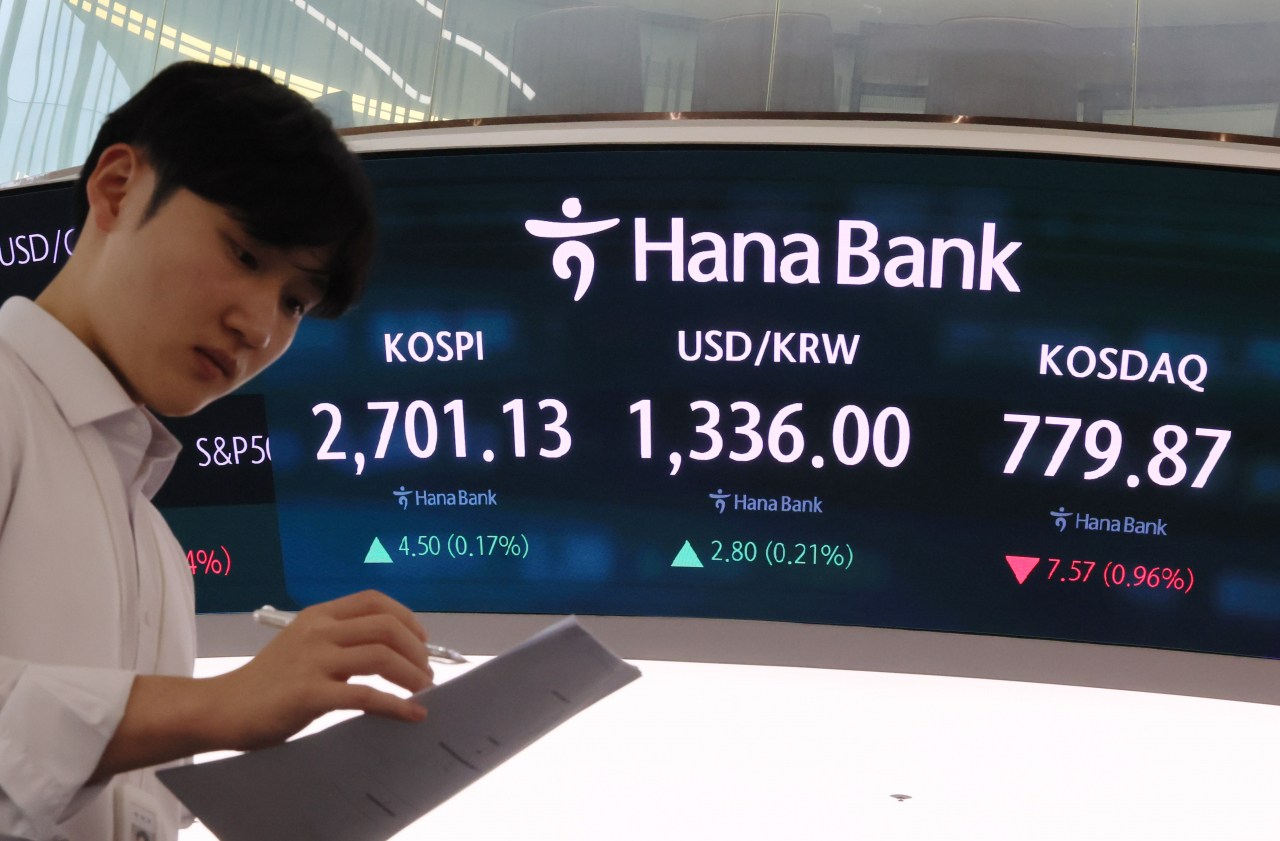 An electronic board showing the Korea Composite Stock Price Index at a dealing room of the Hana Bank headquarters in Seoul on Wednesday. (Yonhap)