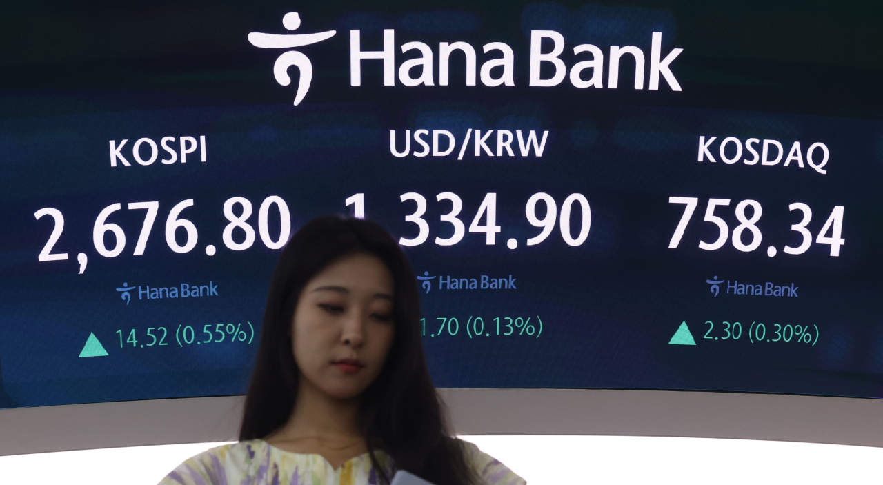 An electronic board showing the Korea Composite Stock Price Index at a dealing room of the Hana Bank headquarters in Seoul on Friday. (Yonhap)