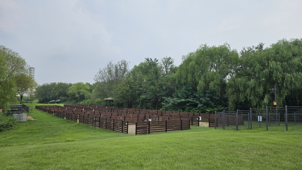 Sixteen dog-friendly campsites are installed at Noeul Park in Mapo-gu, western Seoul. (Seoul Metropolitan Government)