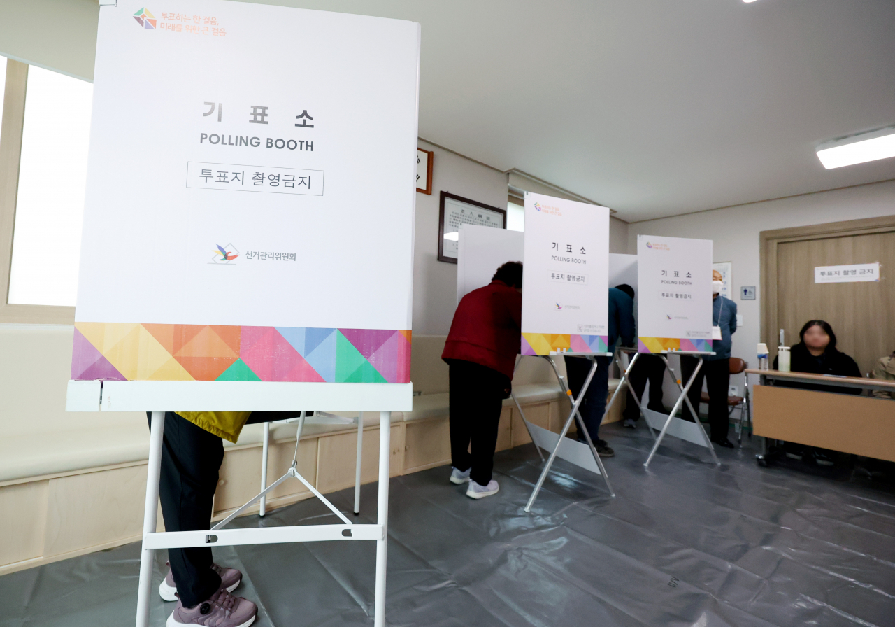 S. Koreans head to polls in local by-elections