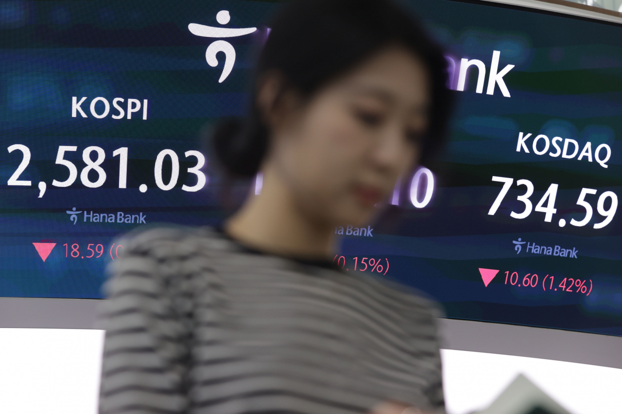 Seoul shares end lower amid weak GDP data, rate woes