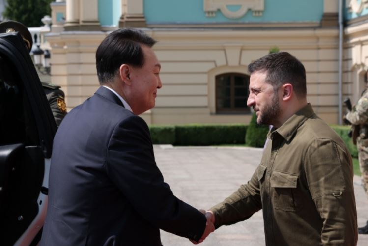 Ukraine envoy to travel to S. Korea as Yoon, Zelenskyy vow strategic cooperation