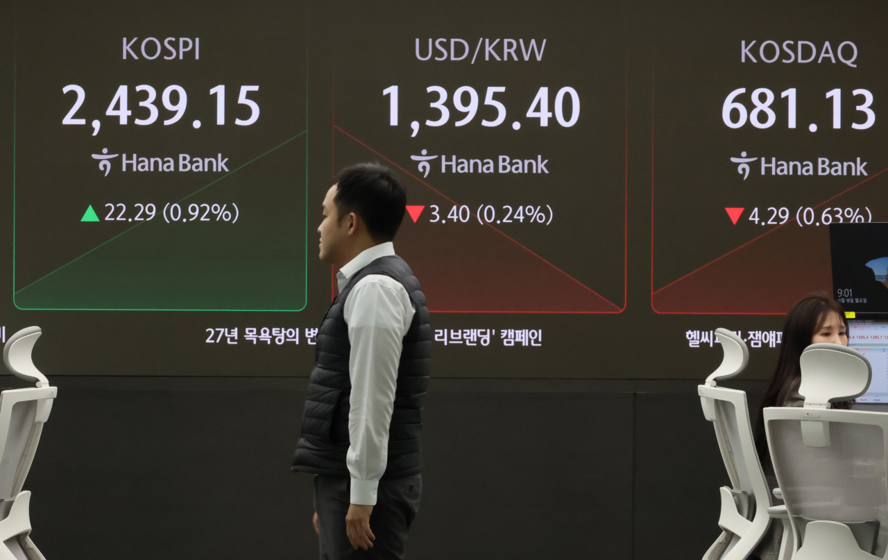 Seoul shares open higher on large-cap gains