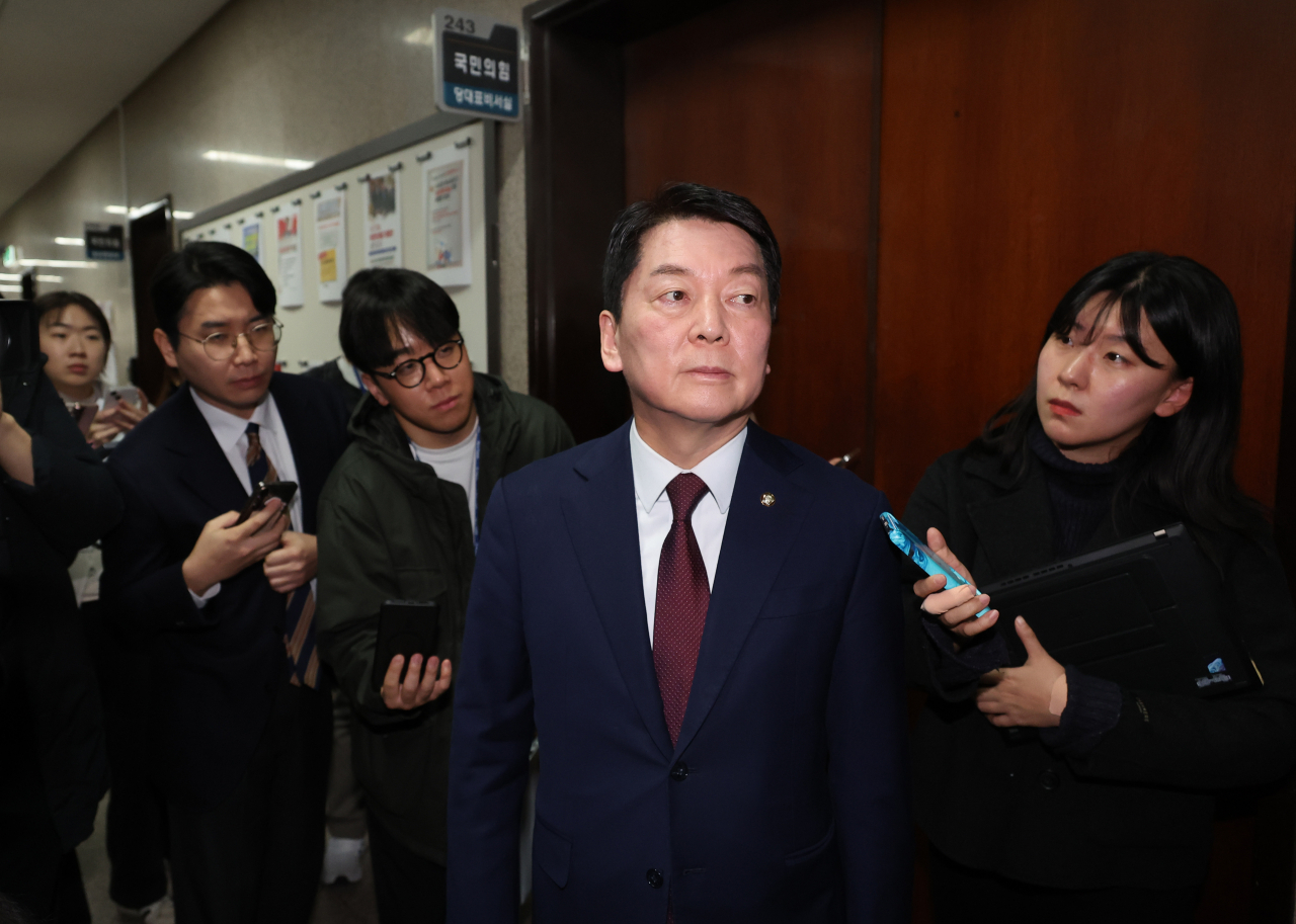 Ahn Cheol-soo says will back impeachment unless Yoon outlines resignation plan