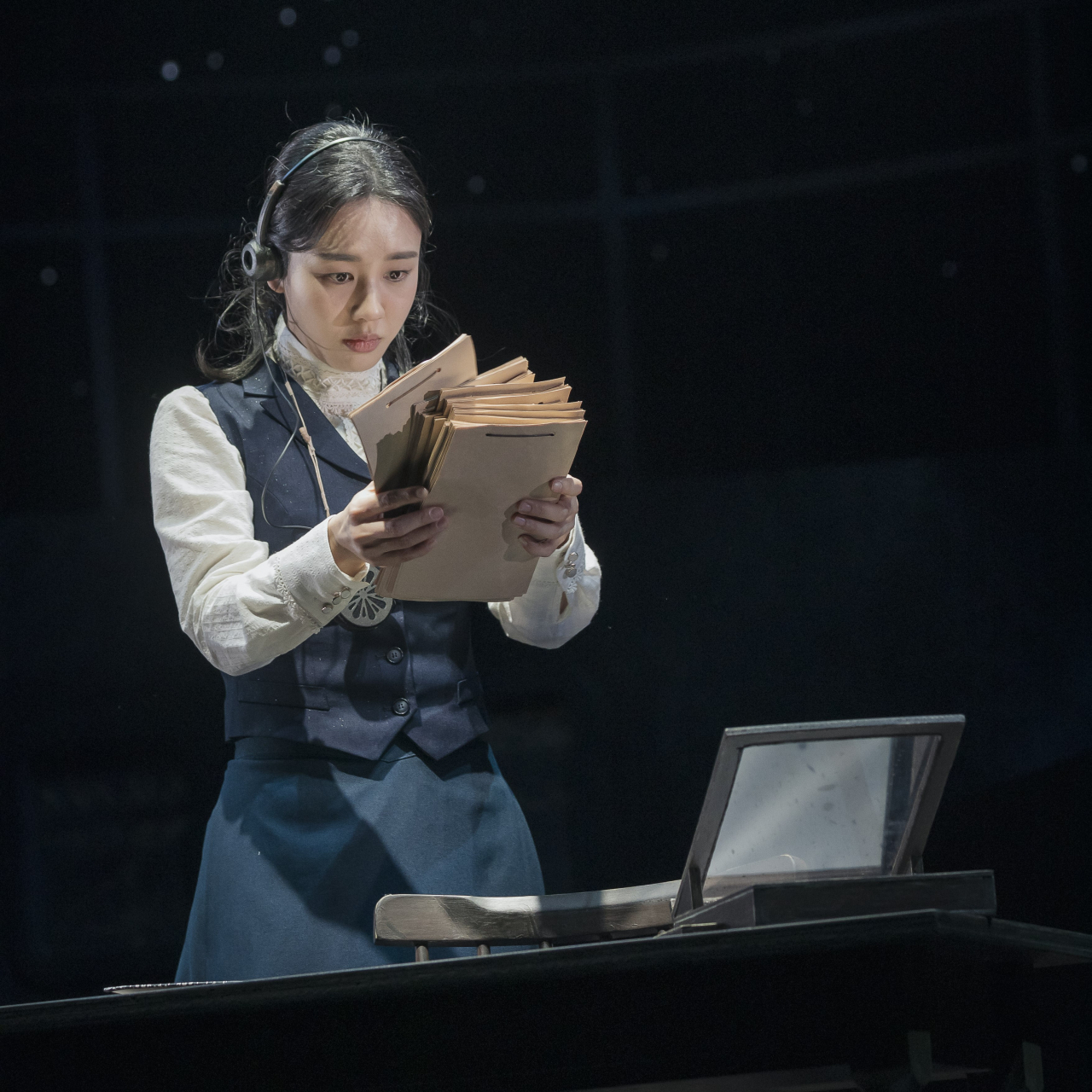 Ahn Eun-jin returns to stage as astronomer in 'Silent Sky'