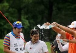 [포토] 축하 물세례 받는 박재범