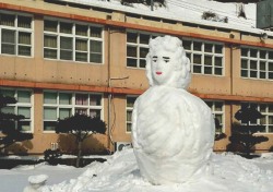 [포토뉴스]울릉도 학교 지키는 '눈의 나라 공주 눈사람'