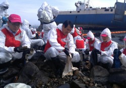 부산銀, 영도 해안가 좌초 화물선 유출 기름제거 활동 참여