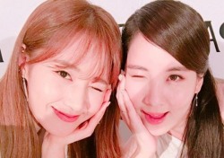 소녀시대 유리·서현, 카메라에 윙크하며 귀여움 발사… ‘男心저격?’
