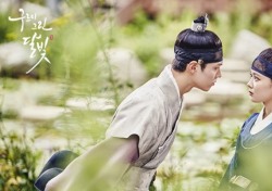 ‘구르미 그린 달빛’ 박보검, 김유정에 밀착 ‘아이컨텍’…분위기 묘하네