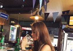 [스낵뉴스] 김희정, 노출 없이도 섹시할 수 있는 ‘건배’ 한 잔