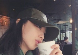 [스낵뉴스] 김민정, 그윽하게 향긋한 커피향 가을 여인…“일상이 화보네”