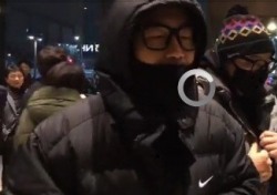 ‘여혐논란’으로 촛불집회 공연 무산 DJ DOC, 이하늘 “마이크 대신 촛불” 들었다