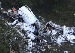 브라질 축구팀 사페코엔시 비행기 참사로 71명 사망...전 세계 애도