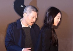 용기 낸 ‘홍상수♡김민희’, 여론 차갑다