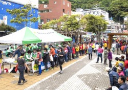 울릉아줌마들, 향토나물 홍보 팔 걷었다.