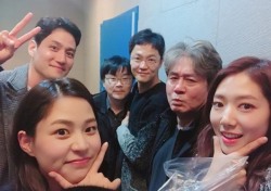 박신혜, 영화 '침묵' 인증샷 공개...깜찍 V라인