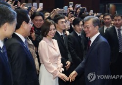 송혜교, 문재인 대통령과 어깨 나란히 '급이 다른 행보'