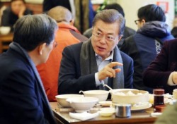 ‘문재인 혼밥’ 둘러싼 정치권 진실공방…내막은?