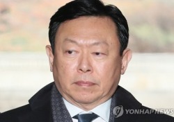 法, 신동빈 '집유' 선고…이재용 '징역 5년' 무색