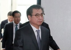 서훈 국정원장, 북한 접견 배석 가운데 지난 이력에 관심