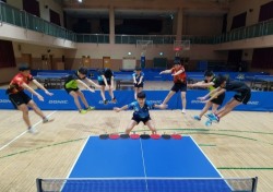 [스포츠 사진 한 장] 탁구선수들의 장풍과 컬링